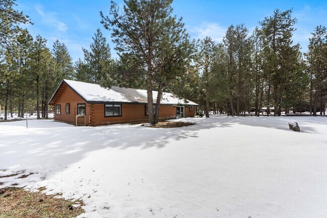 Building Photo - Quiet 3 Bedroom 2 Bathroom House