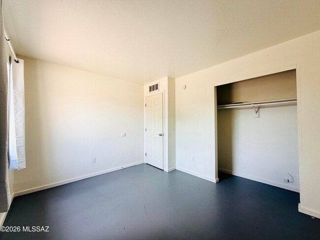 Building Photo - 1028 E Hedrick Dr