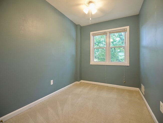 Building Photo - Charming and private 3BR, 2FB home located...