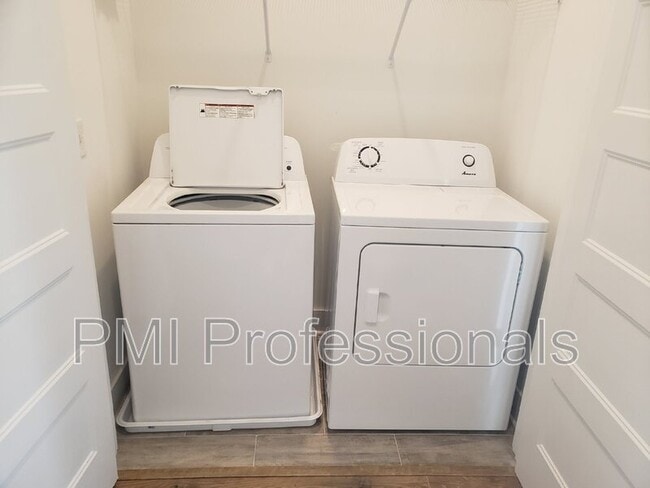 Building Photo - 213 McAuliffe St