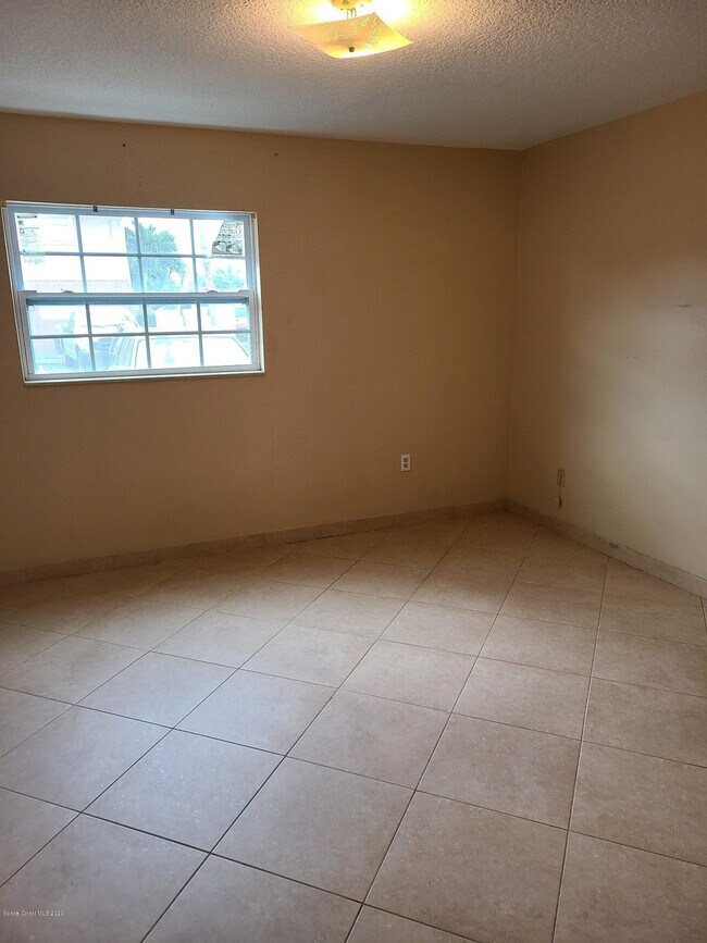Building Photo - 131 Bristol Ct
