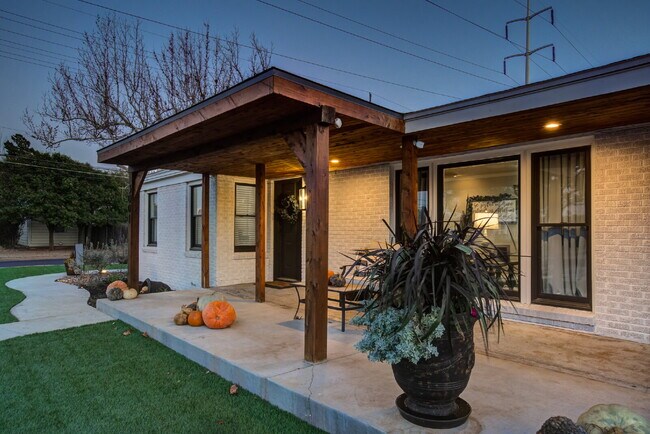 Building Photo - A Standard of Excellence in Tech Terrace!