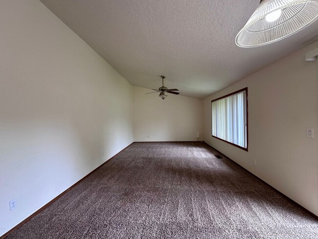 Building Photo - Adorable and Spacious!! Troutdale Duplex in Cul-de-sac!!