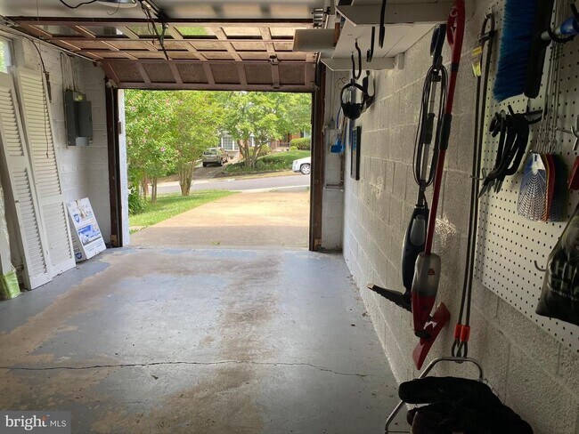 Building Photo - Show stopper