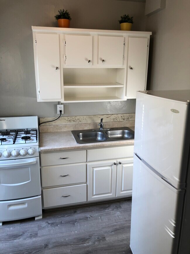 Building Photo - 429 W Garfield Ave