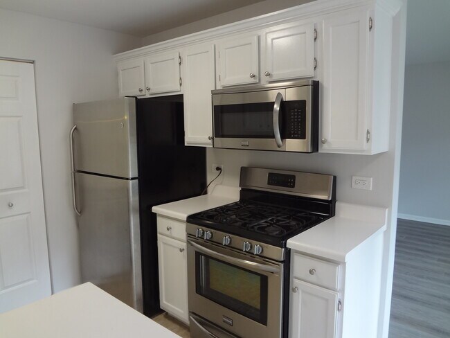 Building Photo - 220 Brett Cir