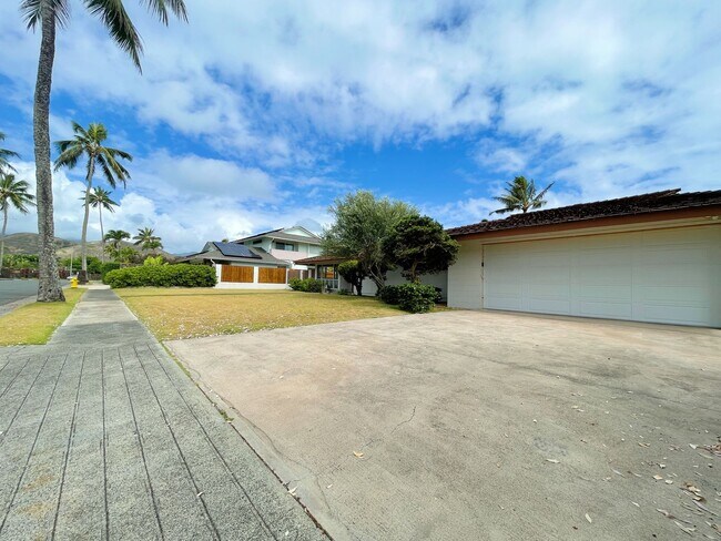 Building Photo - 4/2 Pet Friendly Spacious Beachside Kailua...