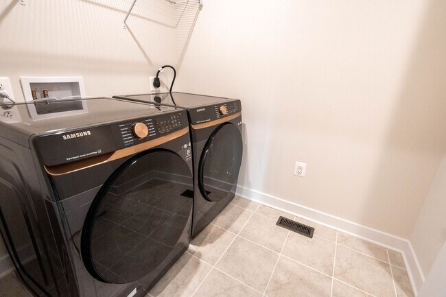 Building Photo - Wonderful Rental in Village Oaks Community