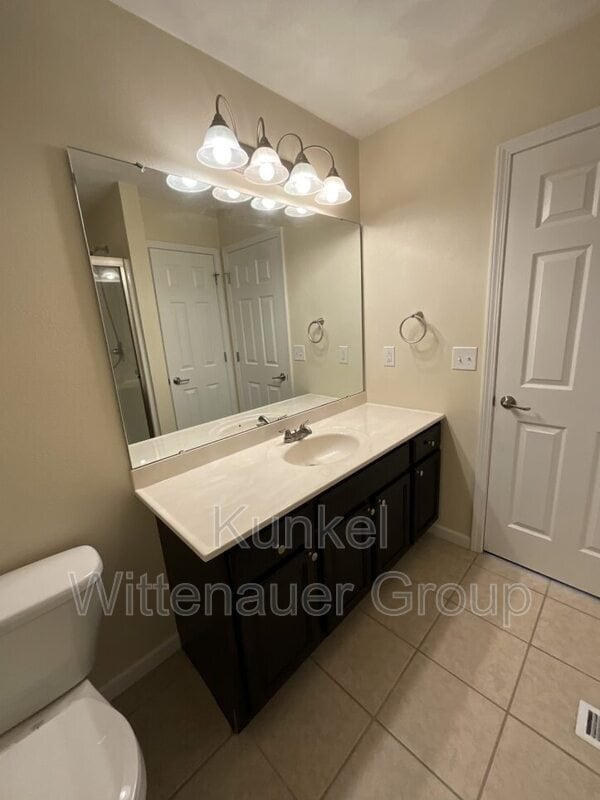 Building Photo - 40 Oak Pointe Cir