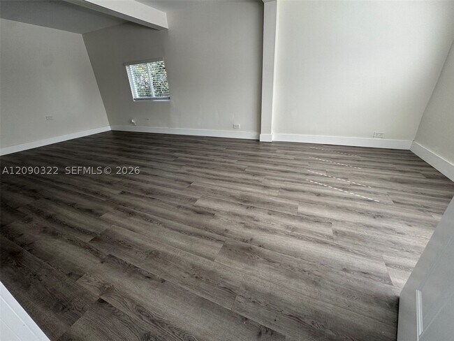 Building Photo - 2628 SW 31st Pl