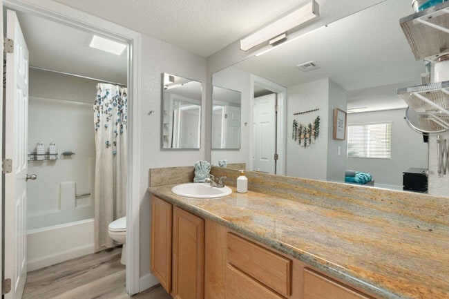 Building Photo - 740 W Elm St