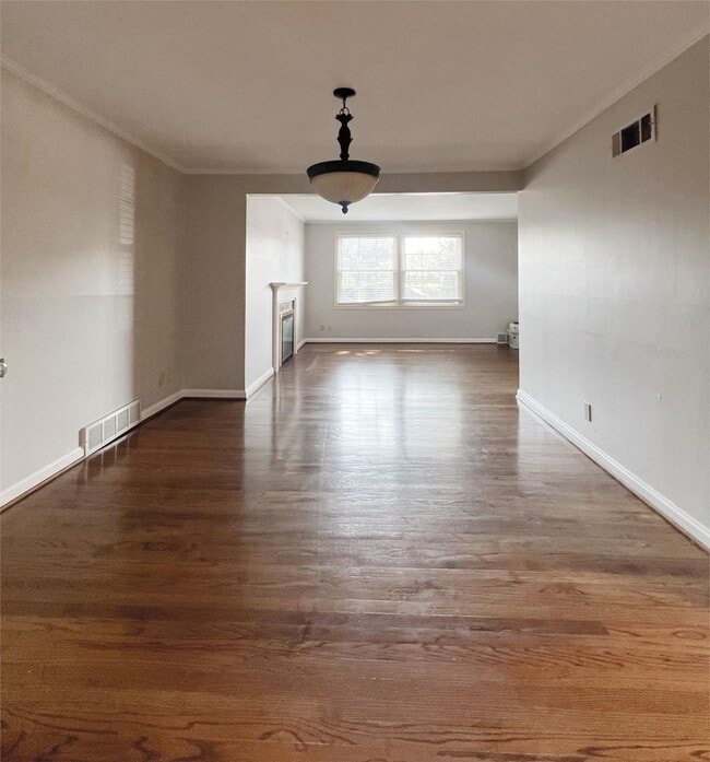 Building Photo - SEE IT NOW: Elegant Home in Prairie Village with Spacious Yard!