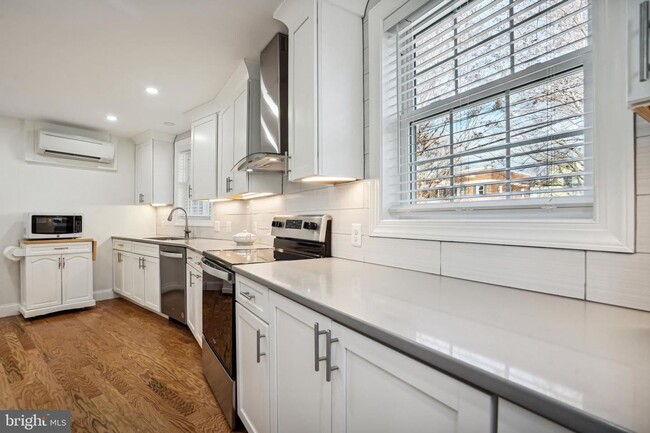 Building Photo - Gorgeous, Sun-lit,Townhouse in Alexandria