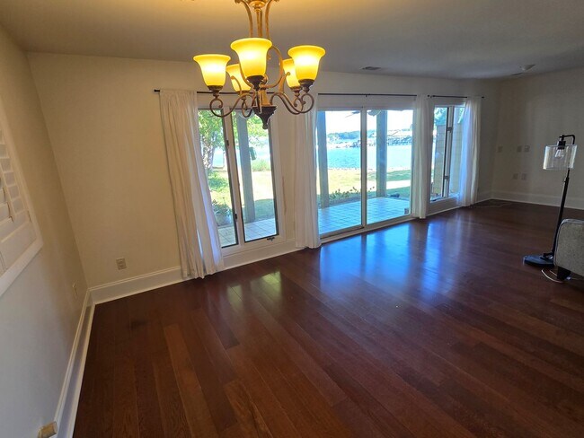 Building Photo - 7401 Mariner Cove Dr