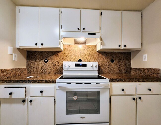 Building Photo - 2 Bedroom Townhome with Pool