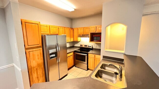 Building Photo - Two Bedroom in Metrowest AVAILABLE NOW!