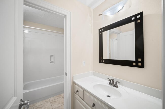 Building Photo - 2047 Palm Forest Ln