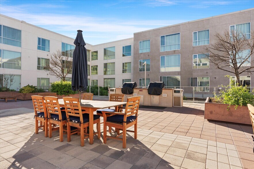 Building Photo - 285 W 6th St