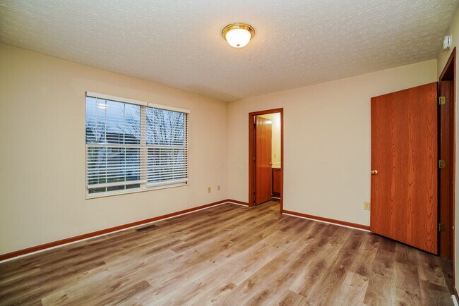 Building Photo - 6150 Kensington Glen Dr