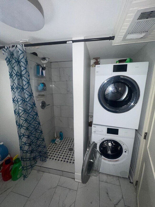 Building Photo - 6 BR Home on Broadway with Pool, Available...