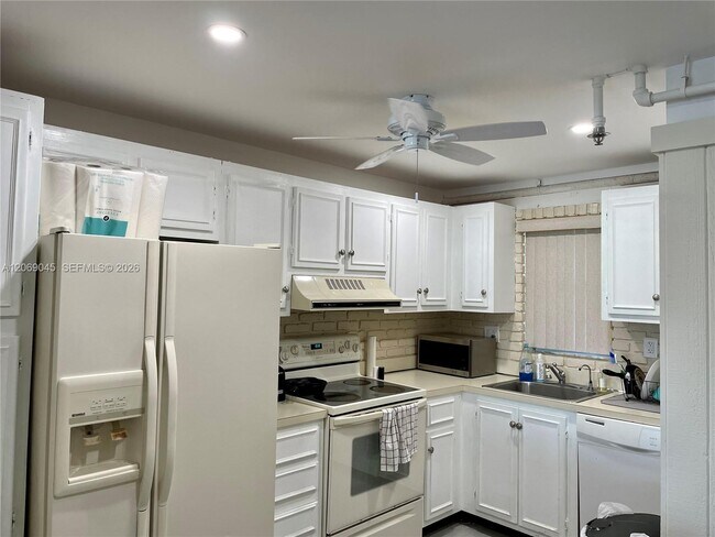Building Photo - 3150 W Rolling Hills Cir