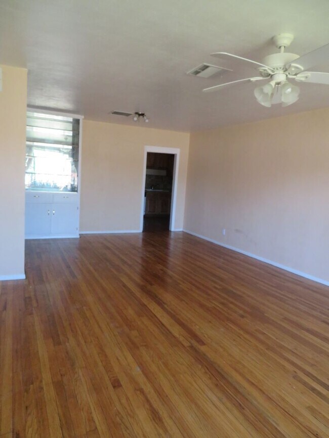 Building Photo - 4 Bedrooms, 1.5 bath Home For Rent with Al...