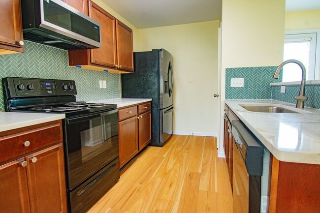 Building Photo - 4 Bedroom 3 Bathroom Home- Pets Okay!