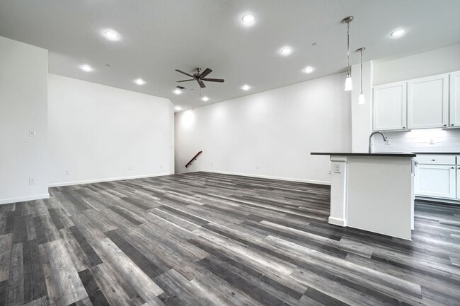 Building Photo - 4 Bed and 2.5 Bath Luxurious Townhome in Frisco!