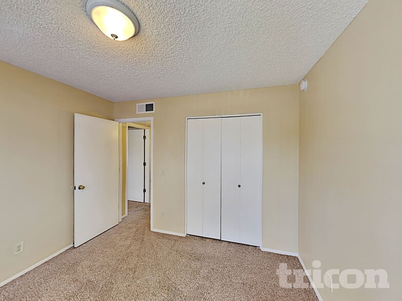 Building Photo - 601 E Palomino Dr