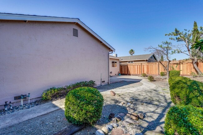 Building Photo - Spacious 1780 Sq Ft -  4b2b home in South San Jose