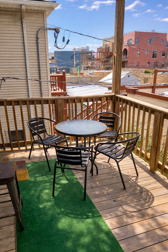 Building Photo - 1421 W Huron St