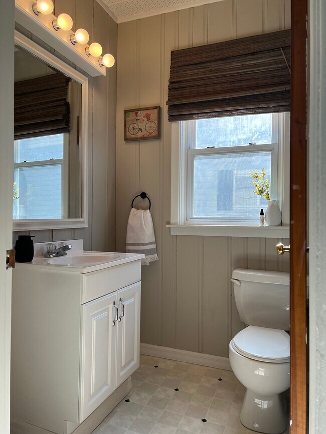 Building Photo - 33 Higby Rd