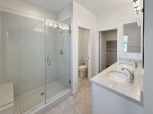 Building Photo - Spacious 4Bd/3.5Ba Home in Gated Lake Fore...
