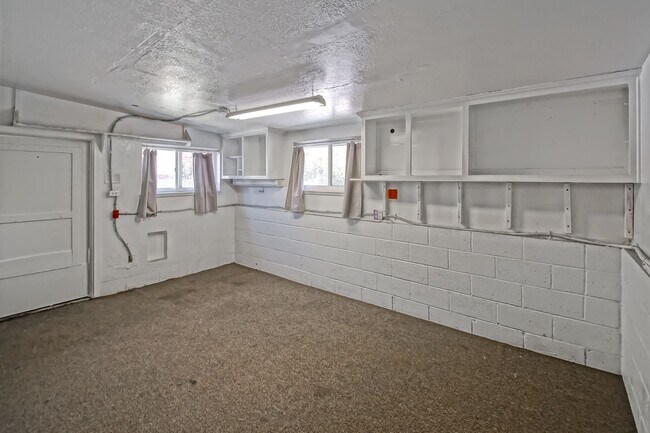 Building Photo - 2809 Carlsbad St