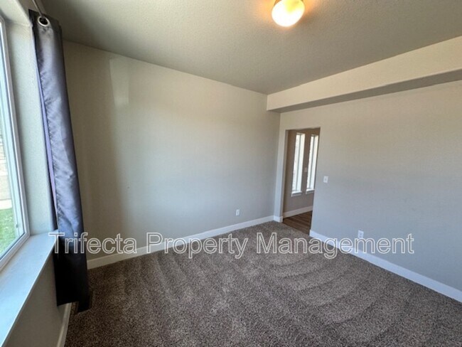 Building Photo - 5403 Vona Dr