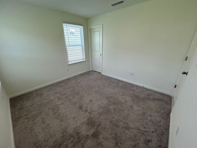 Building Photo - 3 Bedroom | 2.5 Bathroom End Unit Raleigh ...
