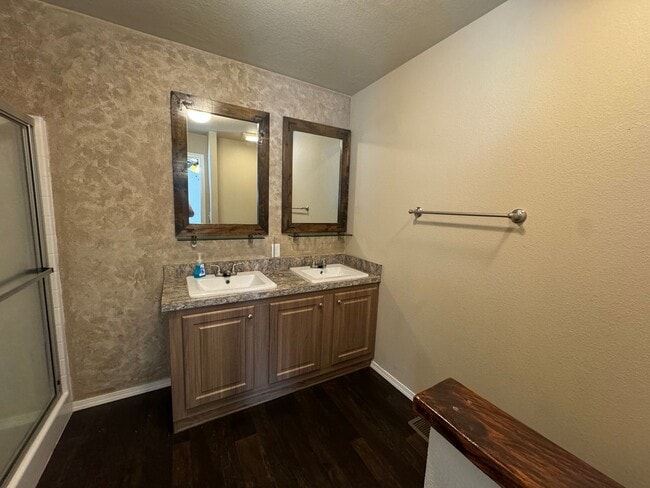 Building Photo - 3 Bedroom in Myrtle Creek