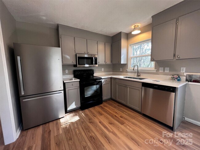 Building Photo - 407 Stirrup Ct