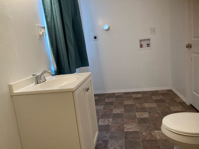 Building Photo - 1550 Lewis St