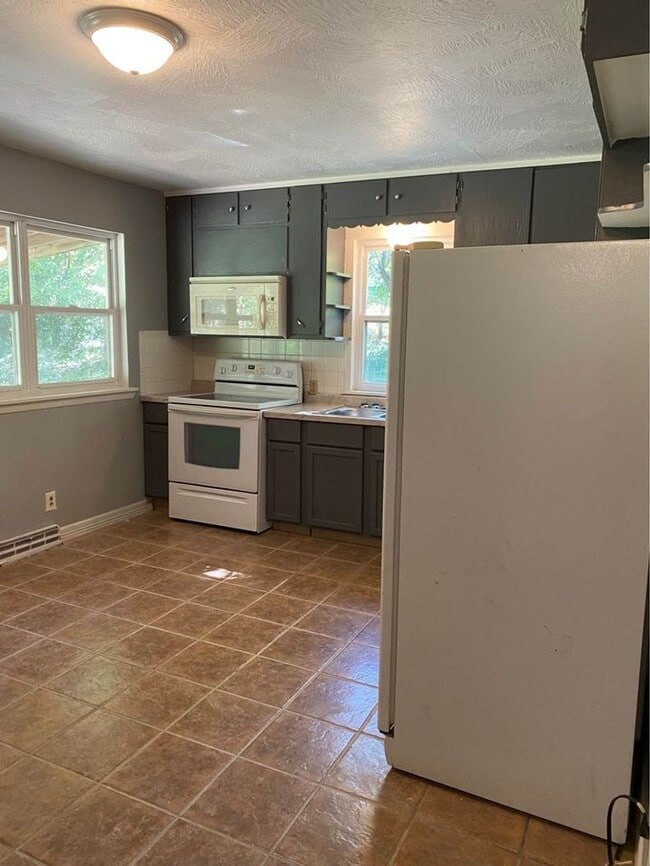 Building Photo - 2 bed/1 bath house for rent