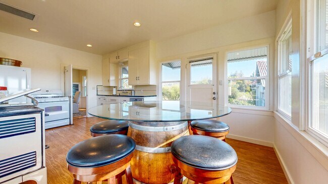 Building Photo - Charming 2 bedroom 1.5 bath plus office ho...