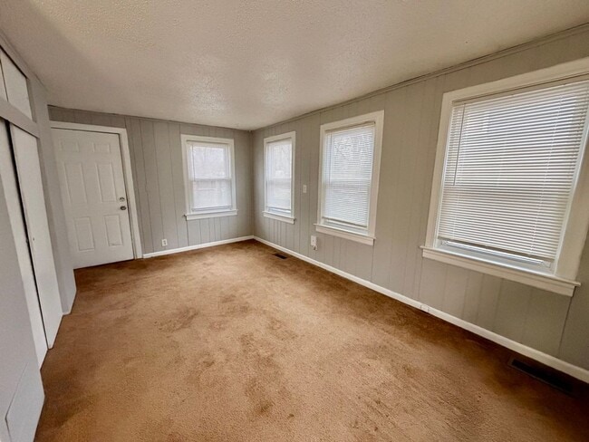 Building Photo - 809 NE Maple Dr