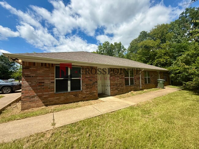 Building Photo - Tour Today! 2 Bedroom 2 Bathroom Duplex!