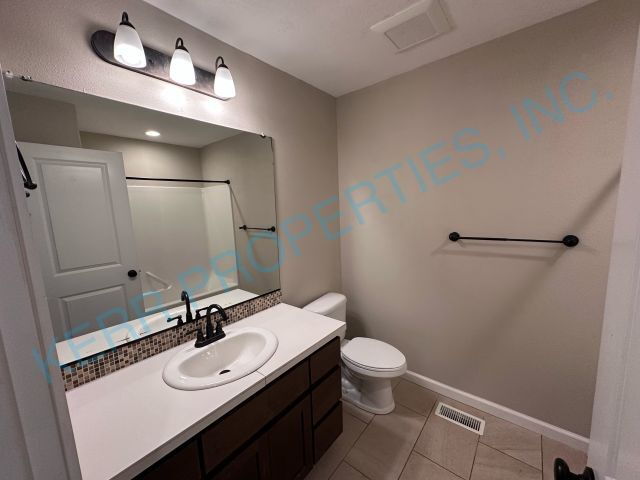 Building Photo - Spacious 4-Bed Gem in Gresham with 2.5 Baths and 2,665 Sq Ft of Comfort!