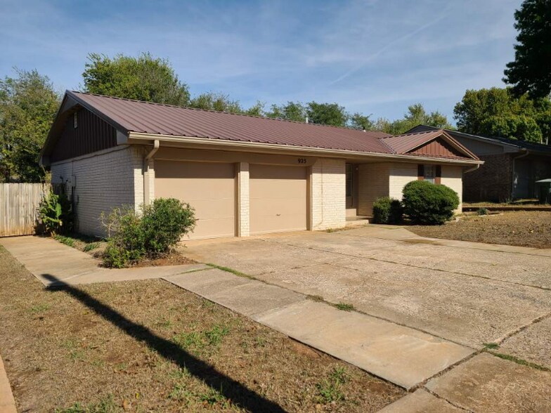 Building Photo - 925 Crown Dr