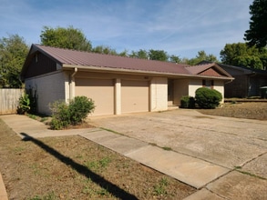 Building Photo - 925 Crown Dr