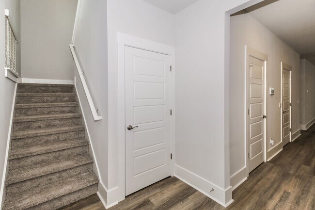 Building Photo - $500 Off 1st Month's Rent - 4 Bdrm/2.5 Bath, Beautiful Home in Rolling Hills