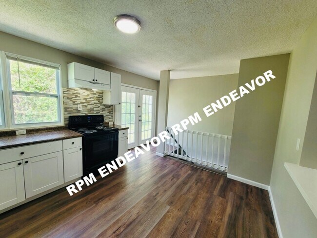 Building Photo - 3 Bed 1 Bath. Move in Ready!