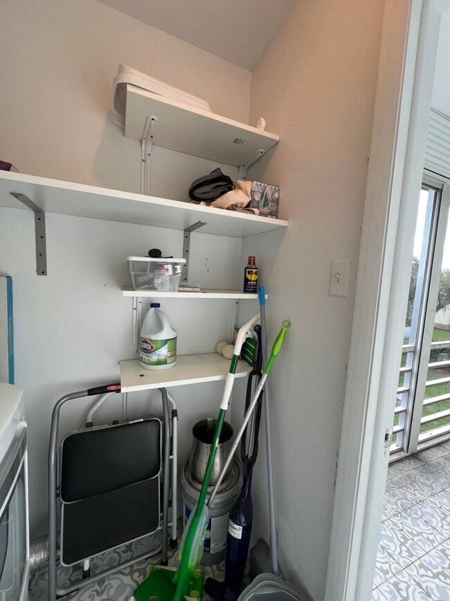 Building Photo - 698 Normandy Ln