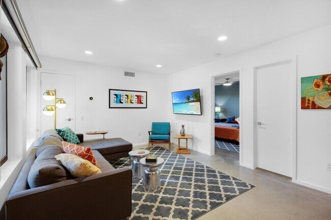 Building Photo - Stylish Ground-Floor Condo in Gated Palm S...